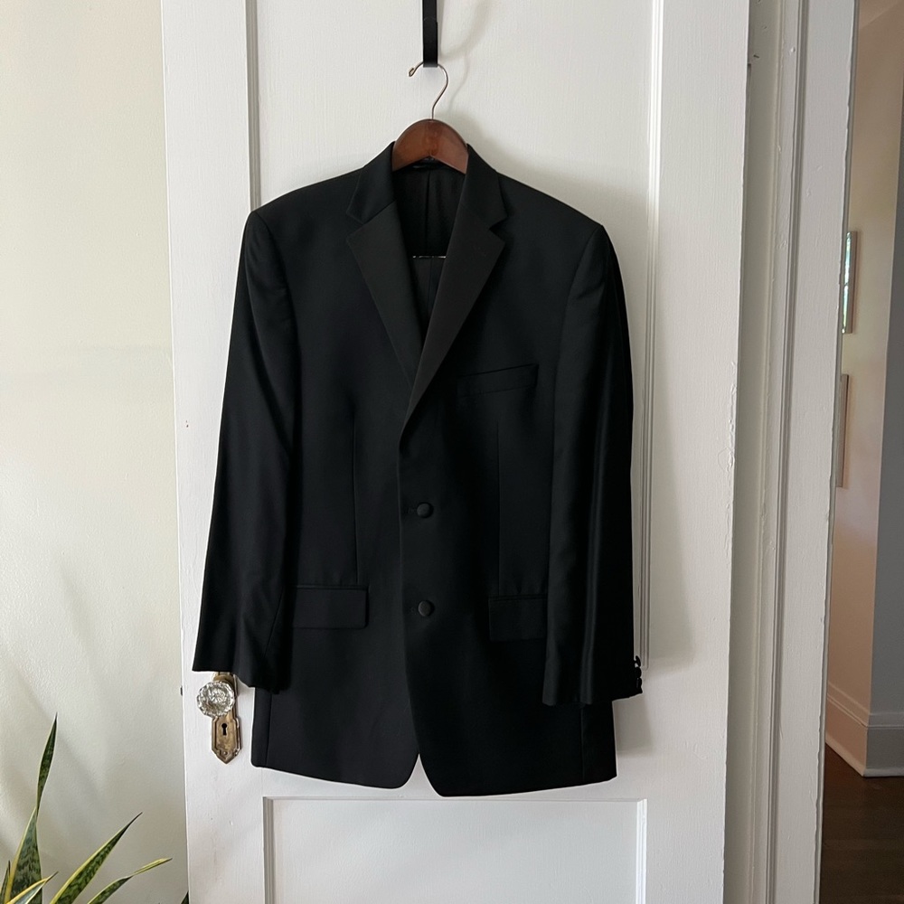 Black Tuxedo, barely worn and great condition